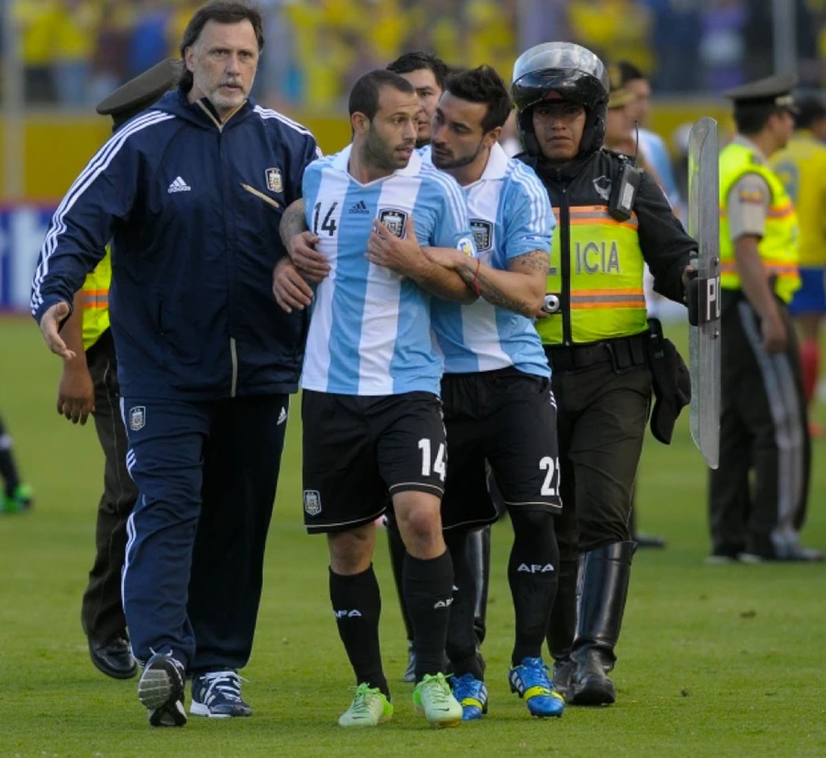 Cảnh sát phải hộ tống Javier Mascherano khi anh bị đuổi khỏi sân