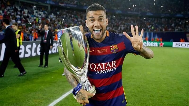 Dani Alves với chiếc Siêu Cúp