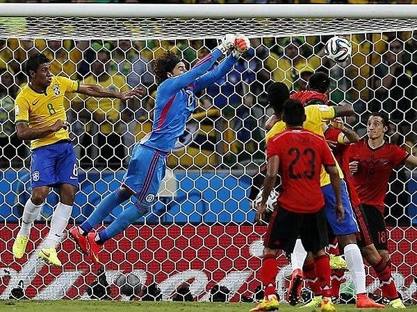Guillermo Ochoa khiến Brazil nản lòng. (Nguồn: AP)