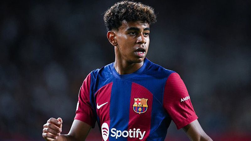 Lamine Yamal thi đấu cho Barcelona
