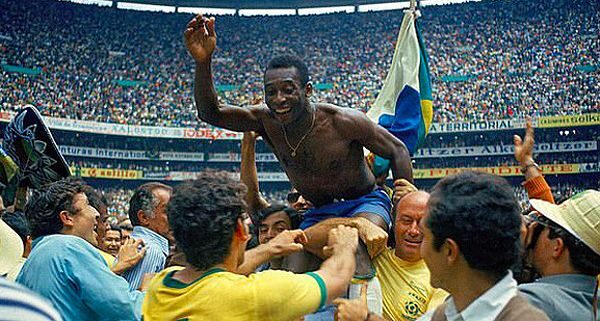 Pele - huyền thoại bóng đá Brazil và thế giới, với 3 lần giành chức vô địch thế giới