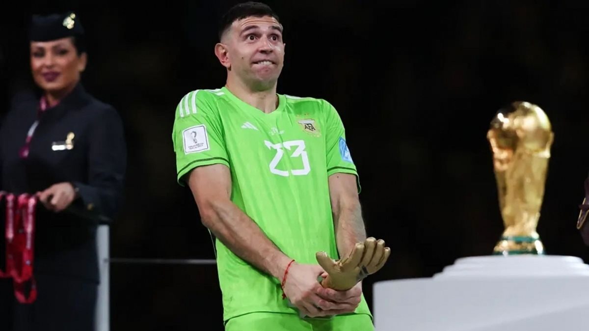 Thủ môn di chuyển linh hoạt trên sân