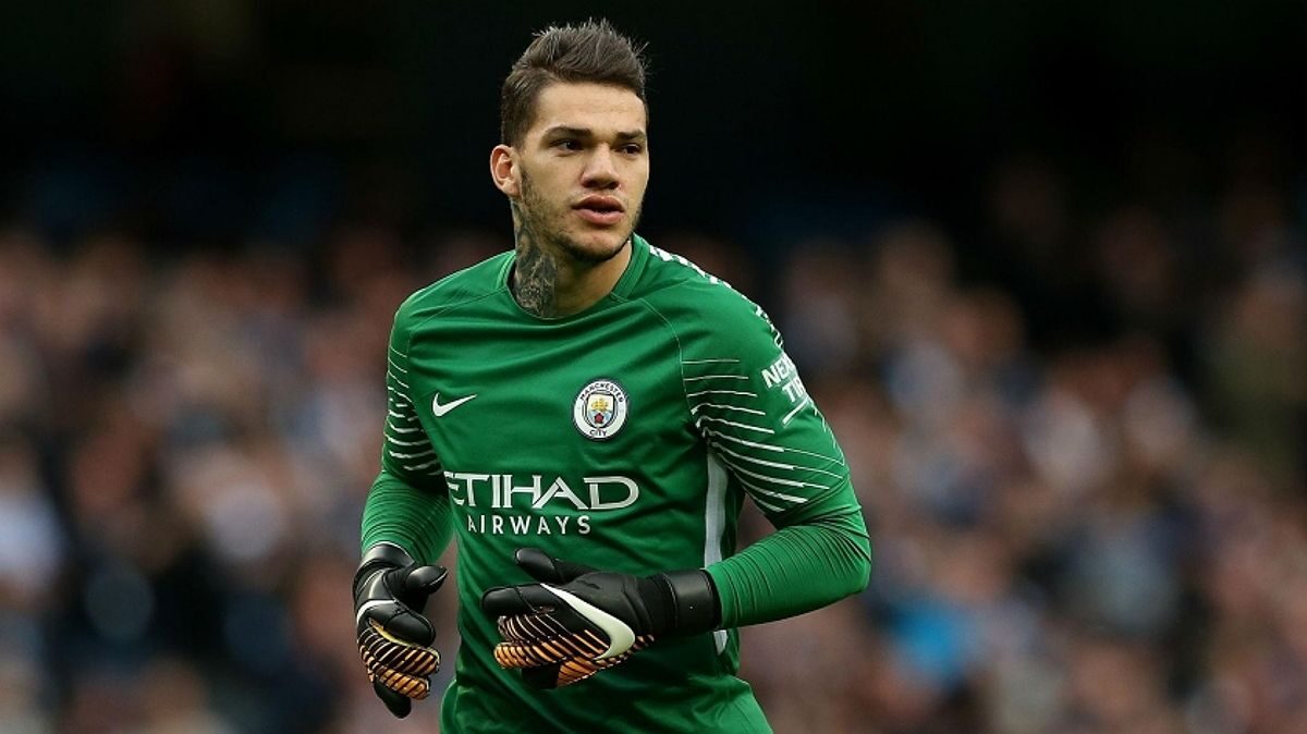 Thủ môn Ederson xử lý bóng bằng chân