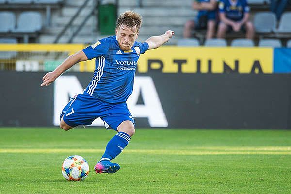 Cầu thủ lùn Marcin Garuch nổi bật trên sân