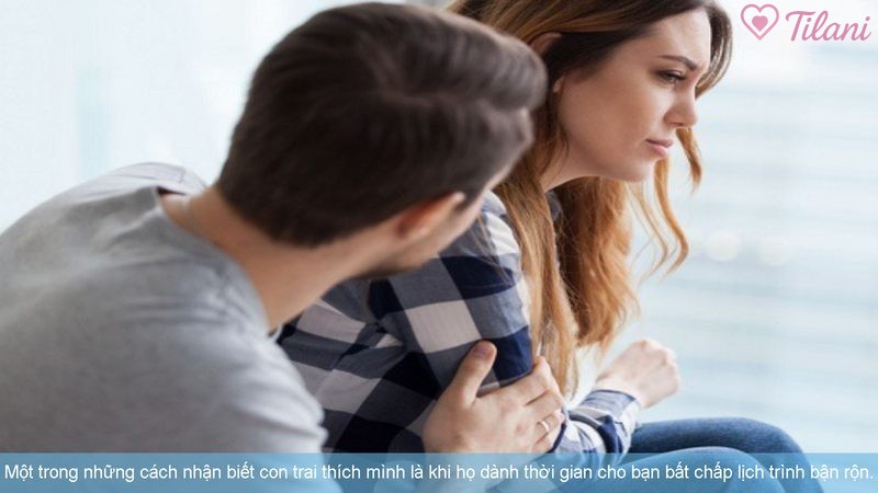 Một trong những cách nhận biết con trai thích mình là khi họ dành thời gian cho bạn bất chấp lịch trình bận rộn.