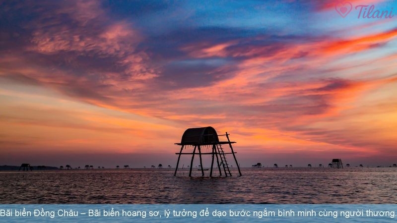 Bãi biển Đồng Châu – Bãi biển hoang sơ, lý tưởng để dạo bước ngắm bình minh cùng người thương.