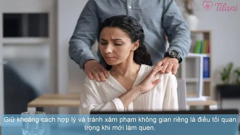 Giữ khoảng cách hợp lý và tránh xâm phạm không gian riêng là điều tối quan trọng khi mới làm quen.