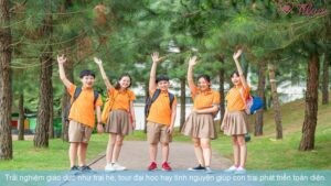 Trải nghiệm giáo dục như trại hè, tour đại học hay tình nguyện giúp con trai phát triển toàn diện.