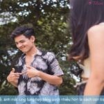 Cách hành xử vụng về, ánh mắt lúng túng hay tiếng cười nhiều hơn là cách con trai thể hiện sự thích thú.