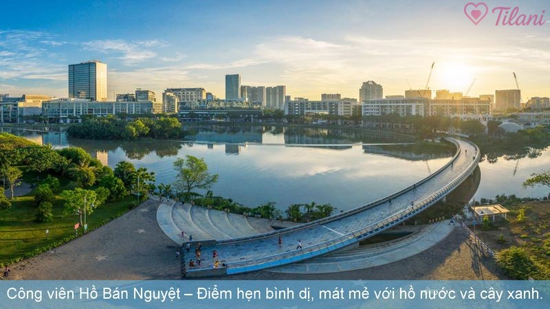 Công viên Hồ Bán Nguyệt – Điểm hẹn bình dị, mát mẻ với hồ nước và cây xanh.