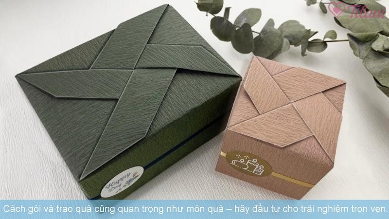  Cách gói và trao quà cũng quan trọng như món quà – hãy đầu tư cho trải nghiệm trọn vẹn.