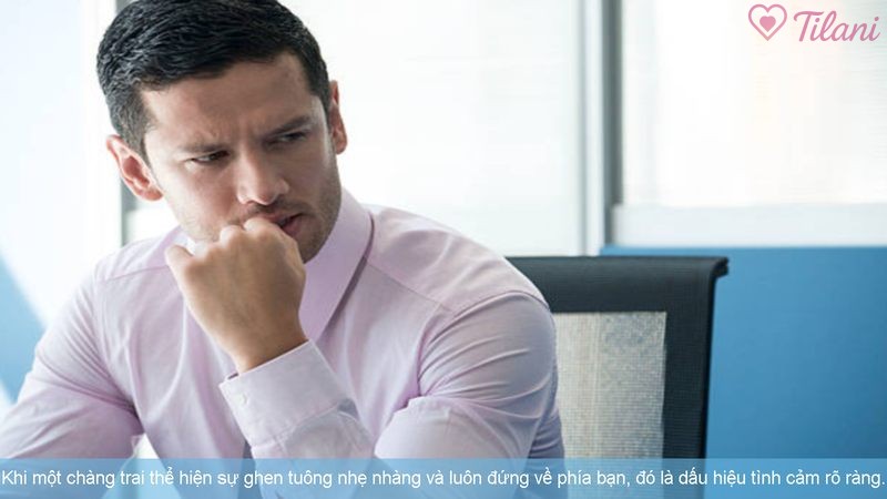 Khi một chàng trai thể hiện sự ghen tuông nhẹ nhàng và luôn đứng về phía bạn, đó là dấu hiệu tình cảm rõ ràng.