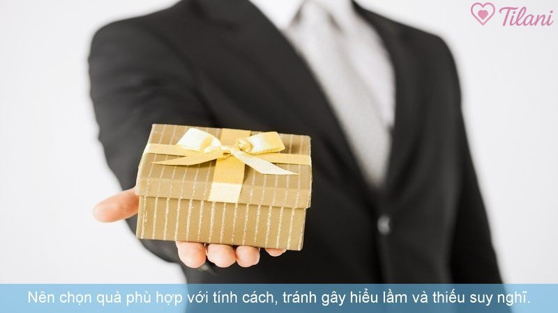 Nên chọn quà phù hợp với tính cách, tránh gây hiểu lầm và thiếu suy nghĩ.