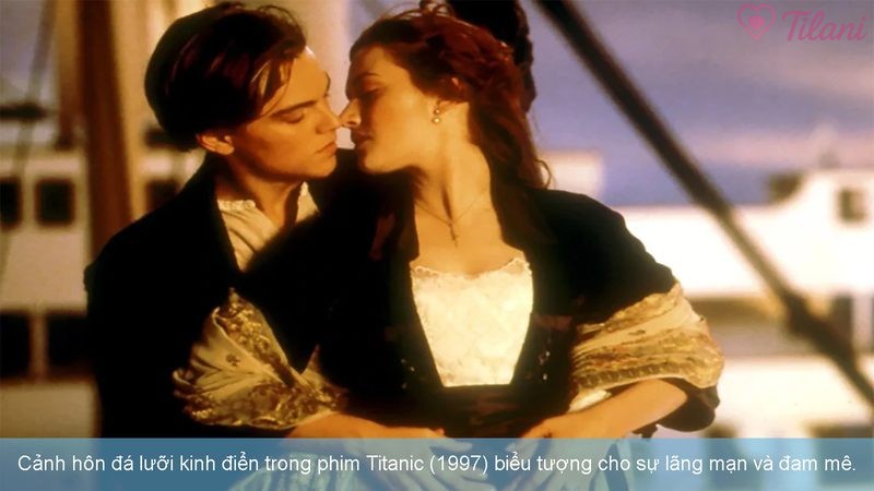 Cảnh hôn đá lưỡi kinh điển trong phim Titanic (1997) biểu tượng cho sự lãng mạn và đam mê.
