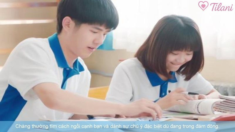 Chàng thường tìm cách ngồi cạnh bạn và dành sự chú ý đặc biệt dù đang trong đám đông.