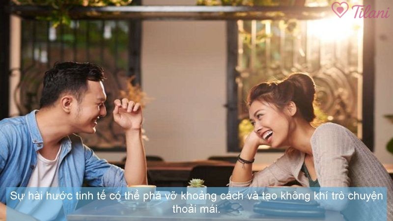 Sự hài hước tinh tế có thể phá vỡ khoảng cách và tạo không khí trò chuyện thoải mái.