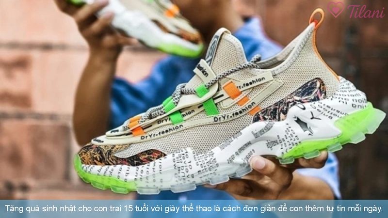 Tặng quà sinh nhật cho con trai 15 tuổi với giày thể thao là cách đơn giản để con thêm tự tin mỗi ngày.