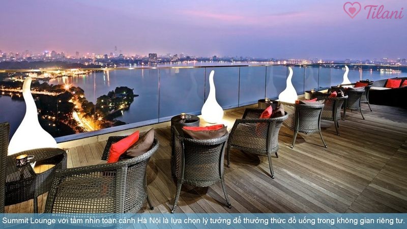 Summit Lounge với tầm nhìn toàn cảnh Hà Nội là lựa chọn lý tưởng để thưởng thức đồ uống trong không gian riêng tư.