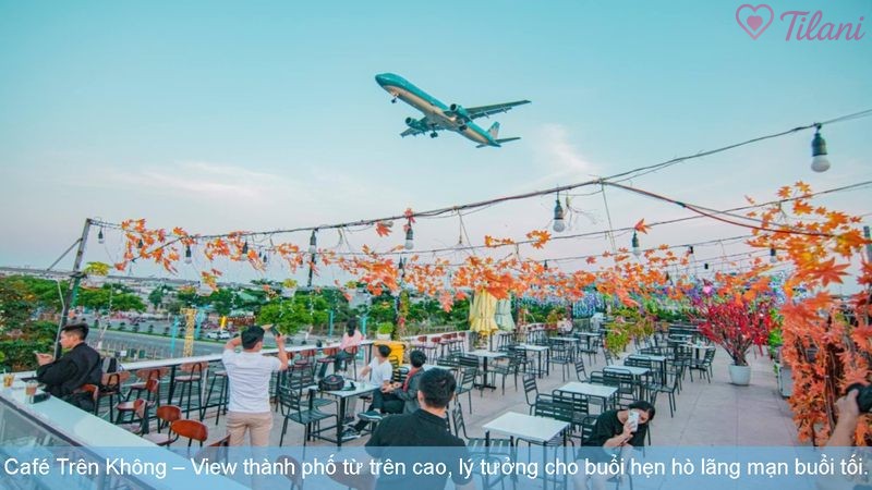 Café Trên Không – View thành phố từ trên cao, lý tưởng cho buổi hẹn hò lãng mạn buổi tối.