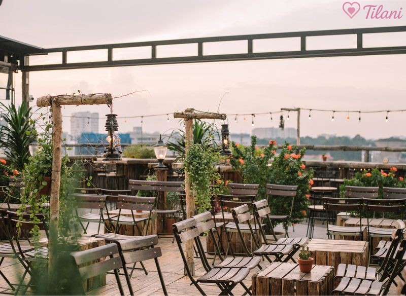 Gác Hoa Rooftop Bar – không gian sân thượng lãng mạn, thích hợp cho các cặp đôi yêu thích sự yên tĩnh.