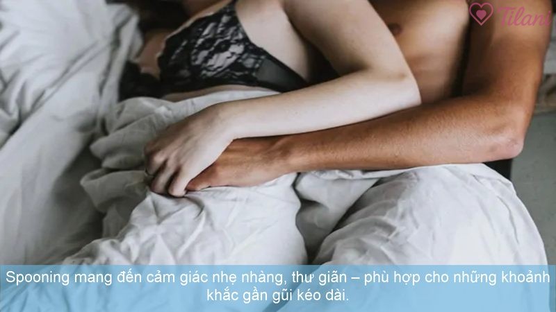 Spooning mang đến cảm giác nhẹ nhàng, thư giãn – phù hợp cho những khoảnh khắc gần gũi kéo dài.