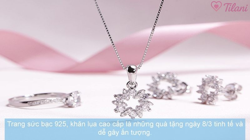 Trang sức bạc 925, khăn lụa cao cấp là những quà tặng ngày 8/3 tinh tế và dễ gây ấn tượng.